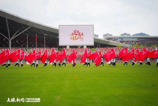 无能的社团区域司理李加乘（熊琛 饰），被手下天华操纵公司洗陋规。另外一边停职的警探徐英雄（廖看 饰 ）无意间得知，只有李加乘可以拿到天华的犯法证据，因而他便跟踪跑路的李加乘一路偷渡寻觅证据。 一路上，李徐二人结伴随行，杀手一路追击，糗事连连，状态百出。几人历经患难，却又常常在断港绝潢之际呈现起色，溟溟中有如神助......